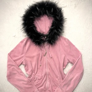 vintage juicy couture zip up - ♡ handsydd därav FAST pris/inga prisförslag! ♡ vintage/gammal modell, saknar några rhinestones på dragkedjan. ♡ endast handtvätt då tvättmaskin + torktumlare förstör pälsen! 