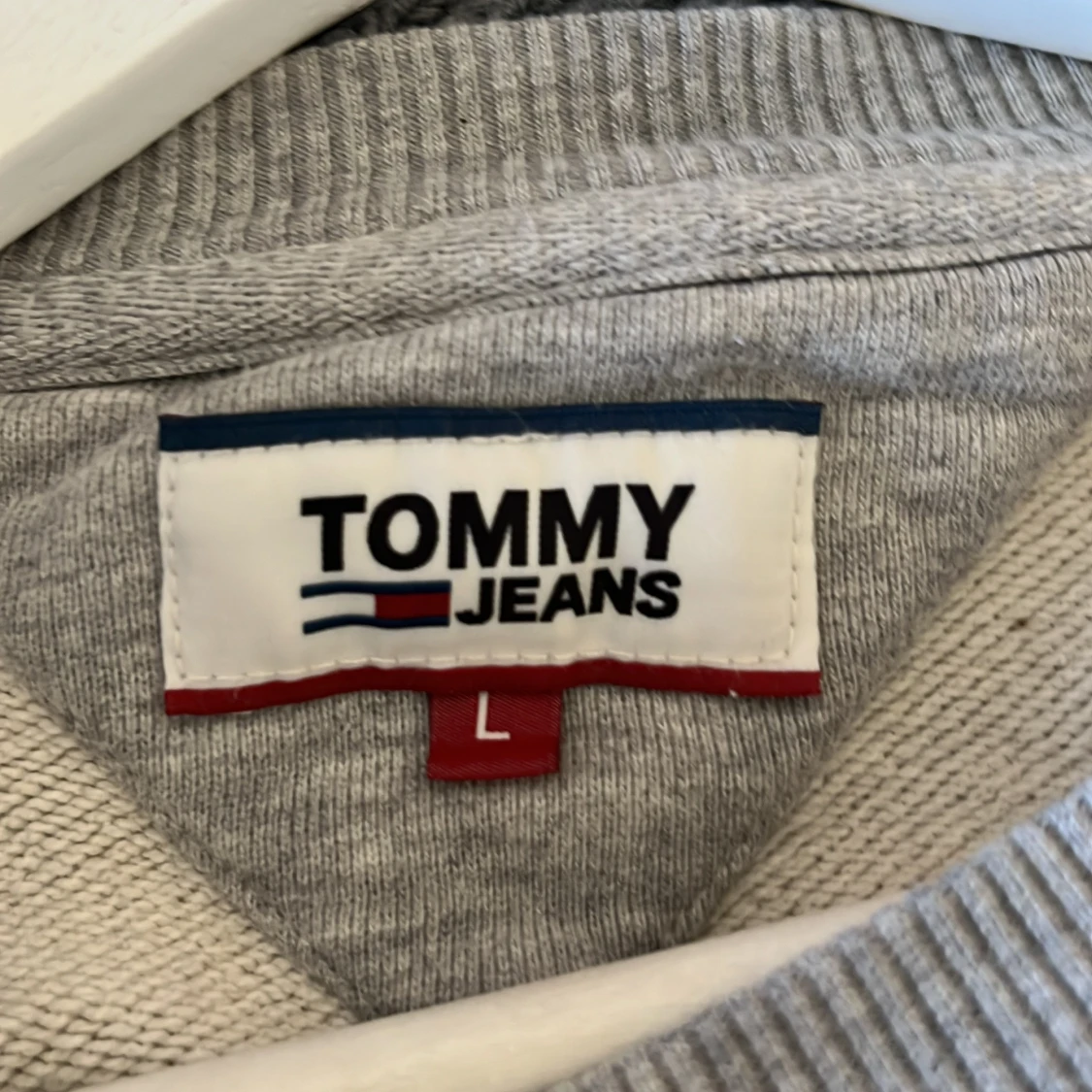 Grå sweatshirt från Tommy Jeans - 2