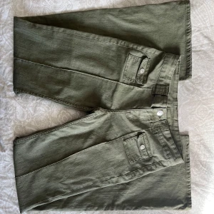 Gröna eftertraktade hm jeans - Säljer dessa snygga gröna hm divided jeans💕 De är i storlek 36 och är i mycket bra skick med inga defekter. Skriv om ni har funderingar eller vill ha fler bilder💞