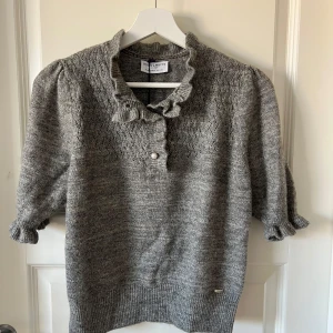 Grå glittrig tröja från Holly & Whyte - Aldrig använd, prislapp kvar. Nypris 399kr