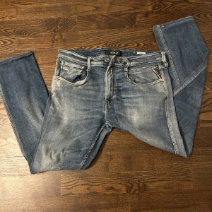 Blå jeans från Replay - Säljer ett par snygga blå jeans från Replay, modell Anbass eftersom de är för små. Snygga och perfekta för en avslappnad stil. Stl: 34 34 men passar mer 31-32.    Passform: slim fit.                                                          Vid frågor tveka inte att höra av dig!