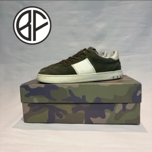 Valentino flycrews  - 43, box och dustbag, 5 st extra nitar säljes i befintligt skick 