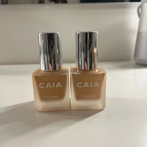 Foundation från CAIA - Två flaskor av CAIA's IT'S ICONIC Foundation i nyansen 2N. Denna foundation innehåller hyaluronsyra och vitamin C för en naturlig och långvarig finish. 