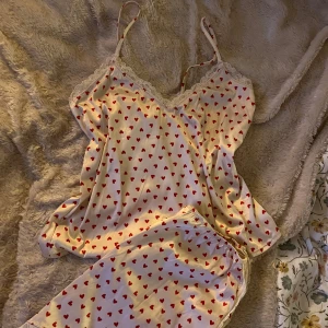 Gulligt pyjamas set - Super söt pyjamas som tyvärr aldrig används för den passade inte mig :( Är stolen XS men skulle även passa S💗