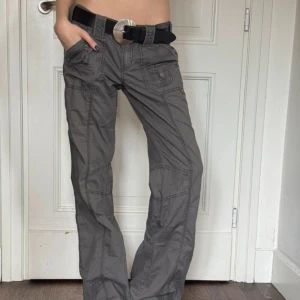 Lågmidjade cargobyxor - Lågmidjade cargobyxor från edc by esprit! Midjemått tvärs över: 37cm och innerbenslängd: 75cm