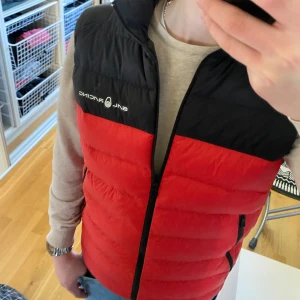 Sailracing väst - En riktigt snygg sail racing väst perfekt för våren!!  Storlek 170 men passar som S. skick 10/10! Sailracingpåse kommer med! Nypris 1600kr mitt pris 299!! Han på bilden är 180cm och väger 66kg. Skriv vid minsta fundering mvh Lysekilsgarderoben!!!