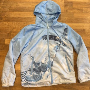 Trapstar jacka - Tjena ! Säljer nu min trapstar windbraker eftersom jag inte använder den längre. Tags och påse medföljer✅👌🏼 pris kan diskuteras och tveka inte med att ställa alla dina frågor💯💯(kan skicka mer bilder privat) byten tas emot🙌🏼