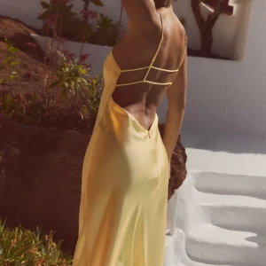 Gul satinklänning med smala axelband - Säljer denna gula satinklänning från Zara som passar perfekt till sommaren. Den är helt slutsåld på hemsidan och har prislappen kvar 