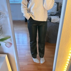Svarta byxor från Gina Tricot - Snygga svarta byxor från Gina Tricot i ett skinnliknande material. Leather pants 