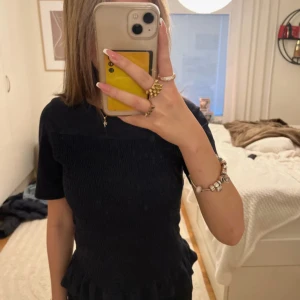 Topp gina - Jättefin mörkblå topp från Gina Youn i storlek 158-164. Toppen skick!