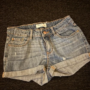 Blåa lågmidjade jeansshorts från Detroit - Snygga blåa lågmidjade jeansshorts från Detroit med uppvikta benslut. Perfekt nu till sommaren. De har en knapp och dragkedja framtill samt bälteshällor. Du kan justera midjan själv. Jag kan inte ha de långt eftersom det är för små. Hör av er om ni har frågor!💗💗