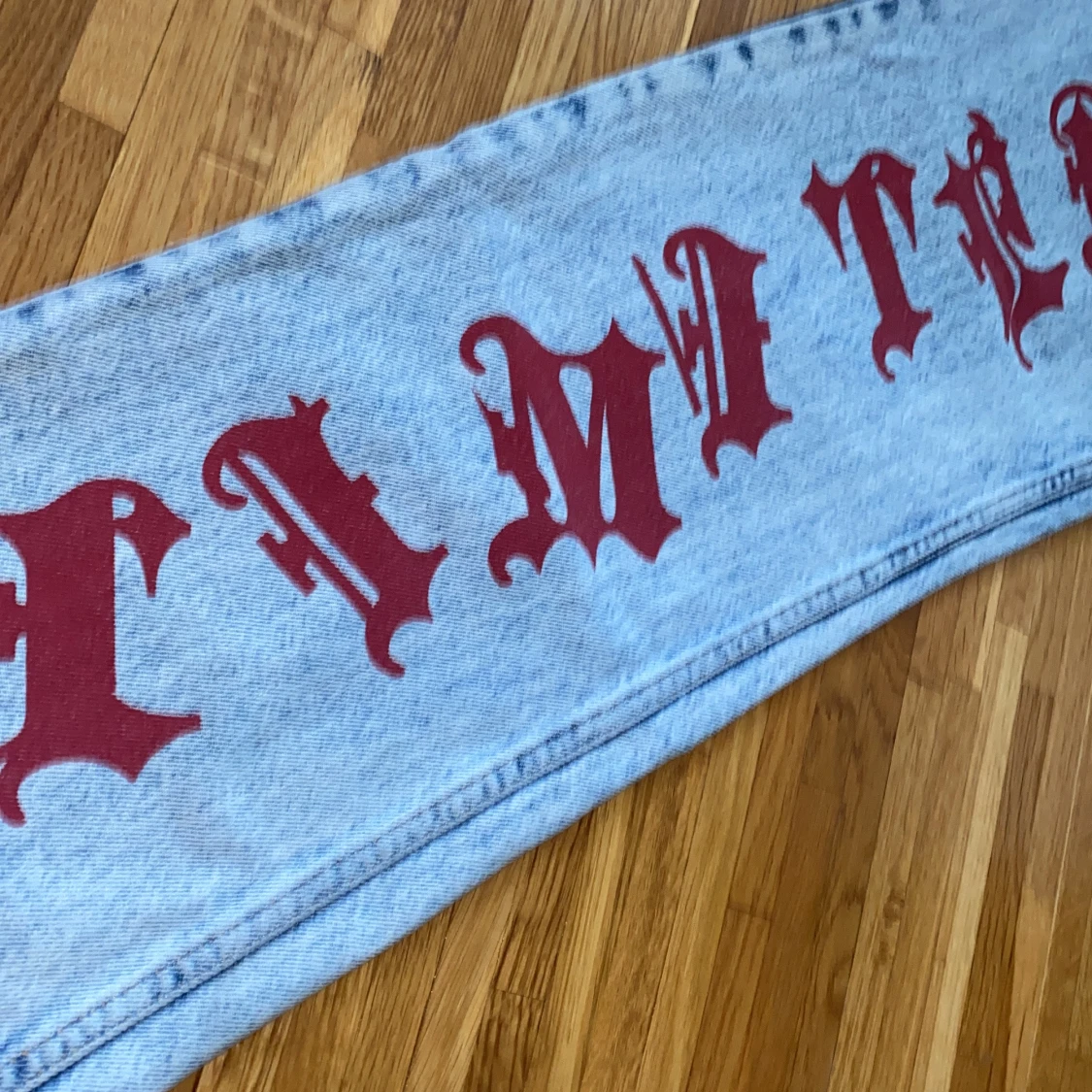 Ljusblå jeans med tryck från boohooMAN - 3