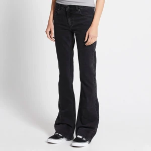 Svarta lågmidjade bootcut jeans - Snygga svarta jeansbyxor från 157 med en klassisk bootcut-stil. Byxorna har en låg midja och är perfekta för en avslappnad look. De är tillverkade i ett slitstarkt material som ger en bekväm passform.