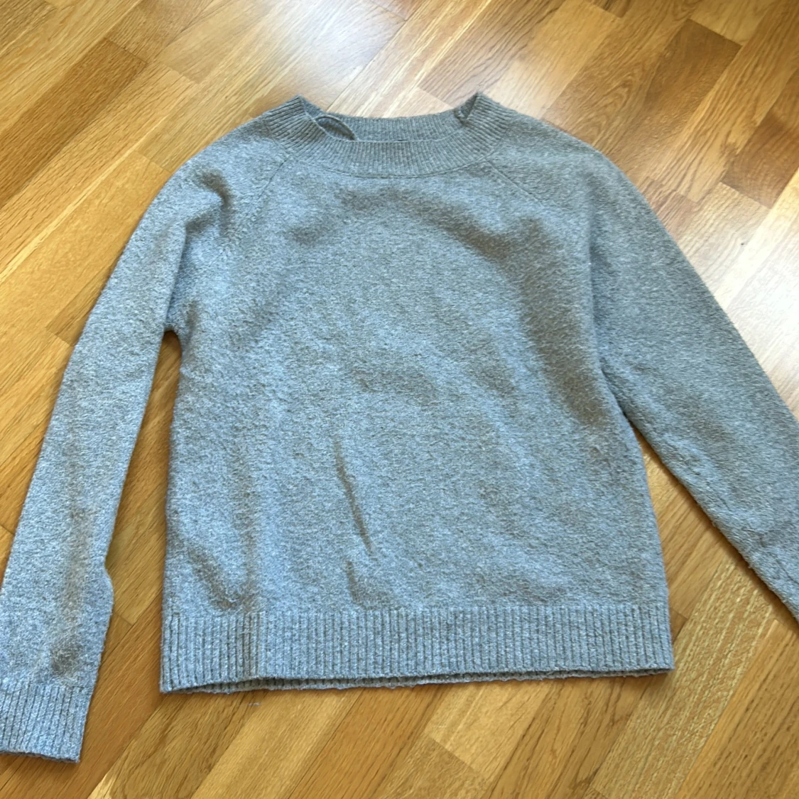 Grå stickad tröja från Vero Moda