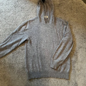 Grå kashmir hoodie från Sayless - Säljer en mjuk och stilren grå hoodie från Sayless. Väldigt skön tröja.