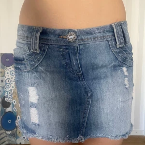 Lågmidjad jeans kjol - Gulligaste vintage jeanskjolen med detaljer på fickorna. Midjemått 37, längd 26. I fint skick! 🙏🏼🤗 