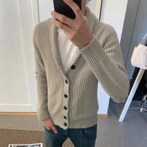 Stickad cardigan - Säljer nu en fet stickad cardigan som är perfekt nu till våren. Den har en luftig känsla så man inte blir så varm. Storlek Medium. Skick 9/10 inga defekter eller liknande. Skriv för fler frågor eller bilder.