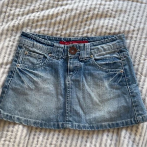 Mini Jeanskjol💋 - Snygg jeanskjol från phink industries!! Inga defekter alls! Säljer eftersom dom är för små på mig så kan tyvärr inte visa bild på! Midjemått är 66-68cm❤️❤️