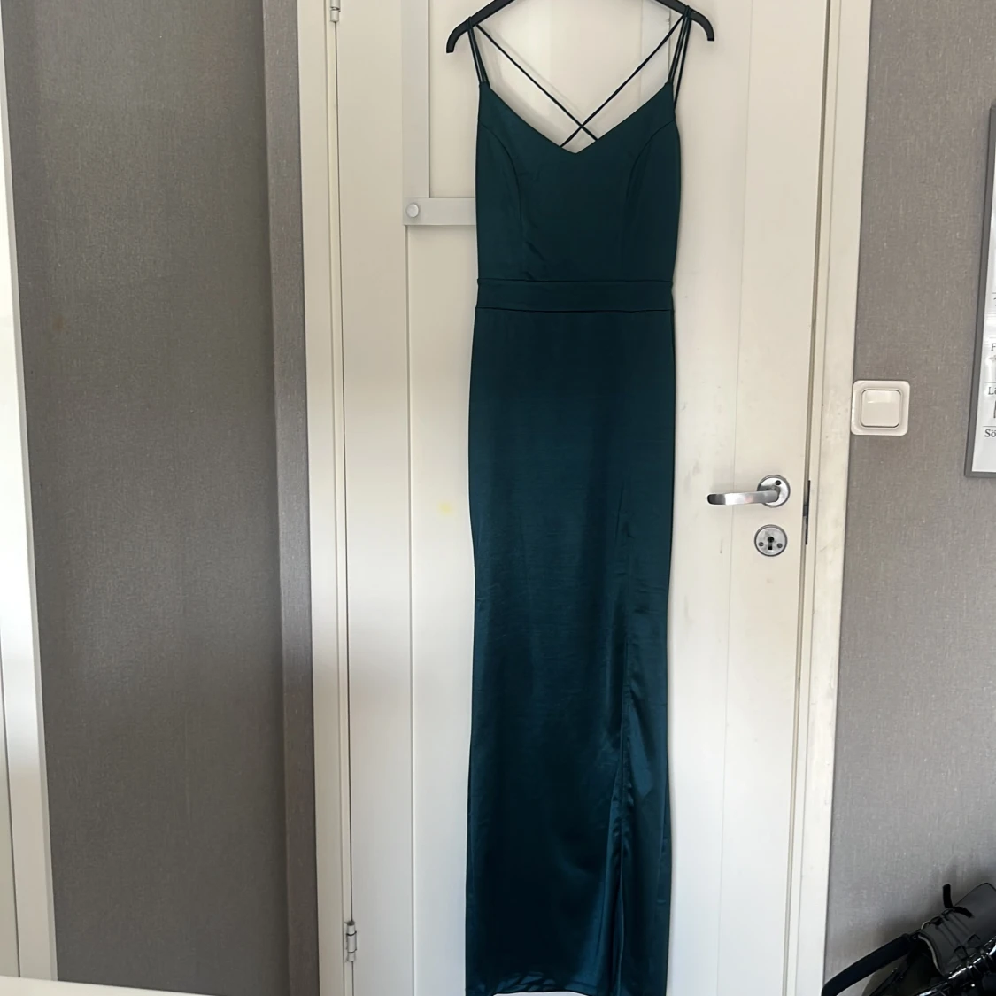 Mörkgrön långklänning med spetsdetaljer