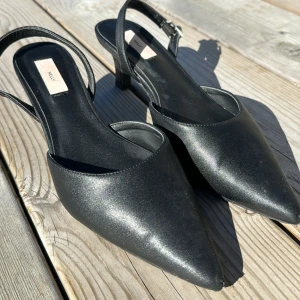 Svarta spetsklackar från Nelly - Snygga svarta klackar med spetsig tå och smal rem runt hälen💕🌸 Klackarna är i storlek 37, sällan använda men dessvärre med liten defekt längst ute på spetsen💕✨