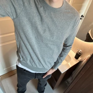 Stickad tröja från WE Fashion - En stickad tröja från WE Fashion, tillverkad av 77% bomull och 23% polyamid. Har använts en eller två gånger och i nyskick utan några slitage. Jag är 188 cm och den är för liten. Ordinarie pris: 489 kr