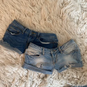Två superlågmidjade jeanshorts💞 - Midja mörkblå: ca 35 +stretch cm💞 Midja ljusblå: ca 35,5 cm +stretch💞Kan köpa dessa tillsammans eller separat!! (Kolla ifall någon av dessa separata annonser är köpta innan du trycker på köp nu!)💞