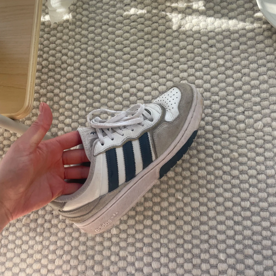 Adidas sneakers med blå ränder - 2