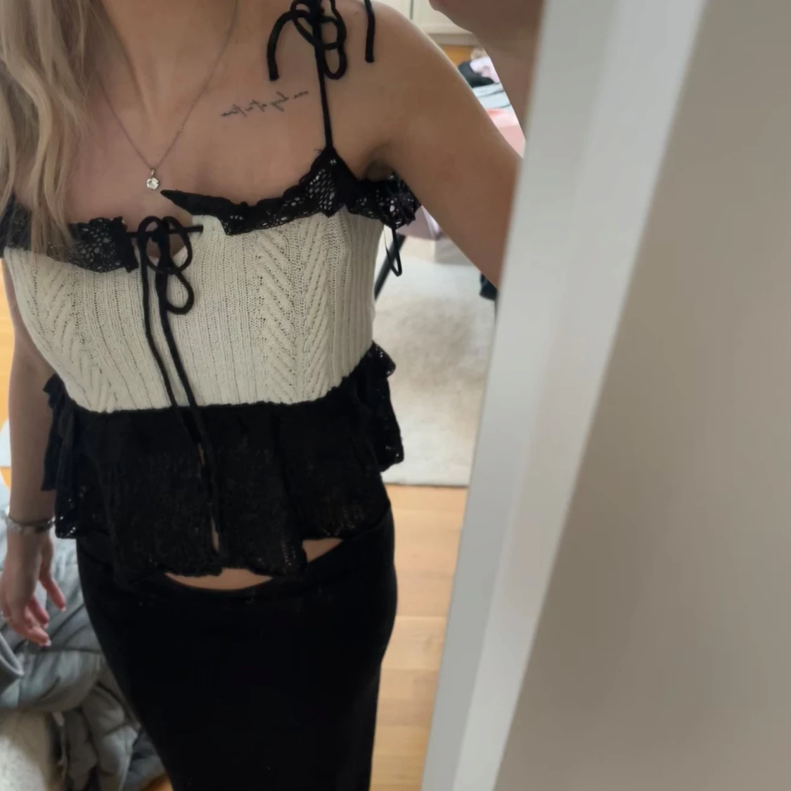 Vit och svart stickad topp. - 1