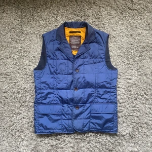 Oscar Jacobson väst ( NYSKICK ) - Säljer en rikigt fet väst från Oscar Jacobson som är perfekt nu till sommarn⭐️ Nypris = 2000kr!🙌 Storlek 50 = M! Skick : NYSKICK!👍 Hör gärna av er om ni har funderingar!🤝