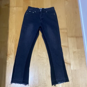 Svarta jeans från Gallery Dept. - Säljer ett par svarta jeans från Gallery Dept. Helt nya storlek M.