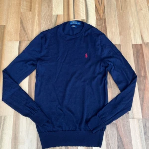 Merino tröja från Ralph lauren, S - 100% merinoull tröja från Ralph lauren i storlek S, finns en lite hål vid sidan men syns inte och kan lätt sys in. Kom gärna med bud!