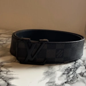 4 olika bälten till salu. Skriv ett bud, det är först till kvarn! Så skynda på!! - Detta är inte riktiga priset. Kom med ett bra pris!