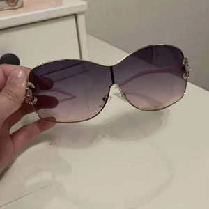 Solglasögon med rosa detaljer och guldtonade bågar - Hej säljer nu mina solglasögon då jag har skaffat mig nya och de kommer inte till användning nå mer solglasögon är jätte fina och knappt använda 💗 perfekt till sommaren. Priset kan diskuteras vid snabb affär! 💗
