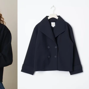 Marinblå kappa - Elegant svart kavaj från Gina Tricot med dubbelknäppning och breda slag. Jackan har en stilren design med långa ärmar och en något boxig passform. Perfekt för en chic och modern look.