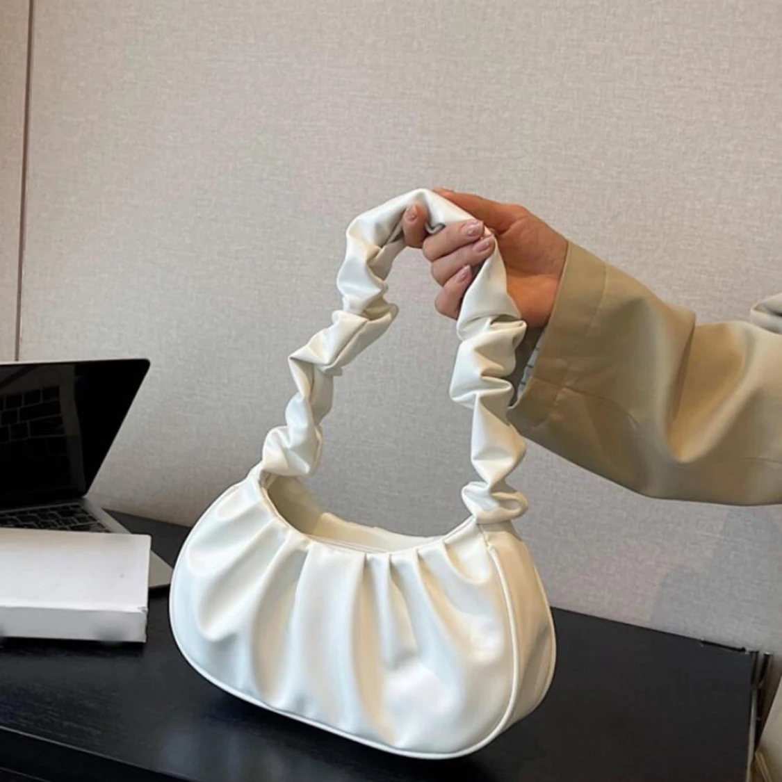 Vit axelväska med rynkad detalj