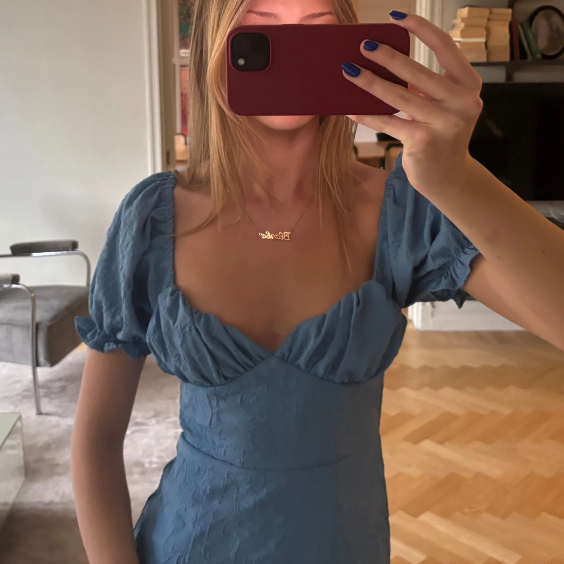 Blå klänning med puffärmar