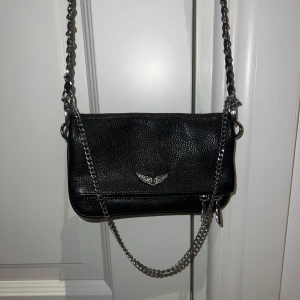 Zadig&Voltarie Väska - Zadig&Voltarie Rock Nano stud väska. Köpt för ca 2 år sen, väldigt bra skick. Mått, höjd: 12 cm och längd: 17 cm. Nypris ca 2100 kr. 