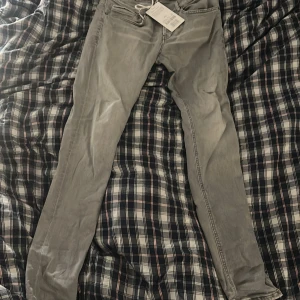 Grå skinny jeans från Dondup - Snygga grå skinny jeans från Dondup, modell George. Tillverkade i Italien med en stilren design och smal passform. Perfekta för en modern look.