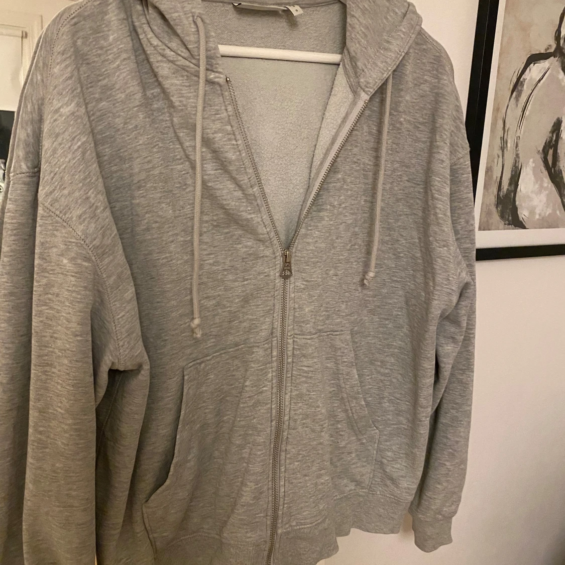 Grå zip hoodie från Weekday