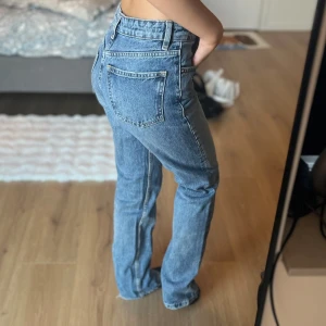 Straight jeans zara - medelhög midja. säljer pga kommer inte till användning 