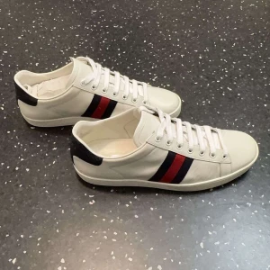 Gucci ace skor  - Säljer ett par snygga gucci ace skor nu. Har använt skorna försiktigt och sparsamt finns skador på skorna men inget som syns när man använder dom. storlek 41 box finns tror jag skriv för frågor eller funderingar