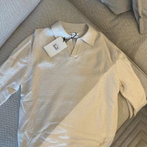 Stickad pikétröja these glory days - Säljer min stickade pikétröja från these glory days som e köpt på Volt. Aldrig använd och kommer ny med lapp. Nypris är 999kr