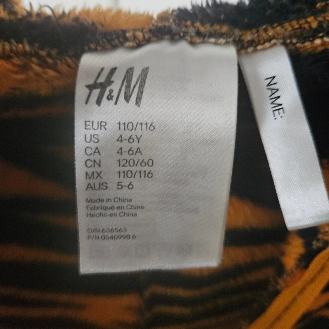 Tigermönstrad onesie från H&M - 2