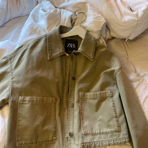 Jeans jacka grön - En grön jeans jacka i från Zara. Väldigt bra skick. Nyskick. Den är i storlek M men passar S också. Jättefin färg nu till sommaren men jag har fler vår jackor och sommar jackor så jag säljer denna då jag inte får så mycket användning av den just nu. 400kr. Vill du köpa så sätts köp nu på hör av dig innan bara 🥰