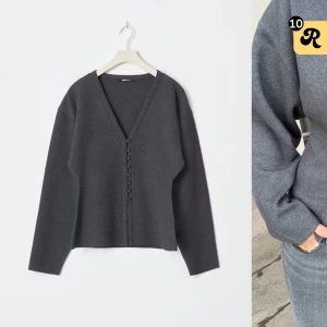 Figursydd kofta gina tricot - Snygg grå kofta med v-ringning och knappar framtill. Perfekt för lager-på-lager och passar till många olika stilar. Enkelt och stilrent plagg för garderoben. Helt i nyskick! Säljer för att jag behöver en storlek större!