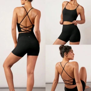 Svart träningslinne med öppen rygg - Ett svart träningslinne med öppen rygg, passar perfekt till gymmet eller att ha den under en tröja som sport bh. Har tyvärr inga bilder på. 