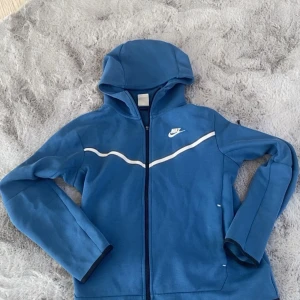 Blå huvtröja från Nike - Säljer en blå huvtröja från Nike med dragkedja. Väldigt bra skick inga defekter storlek är s men passar även m. Pris kan diskuteras 
