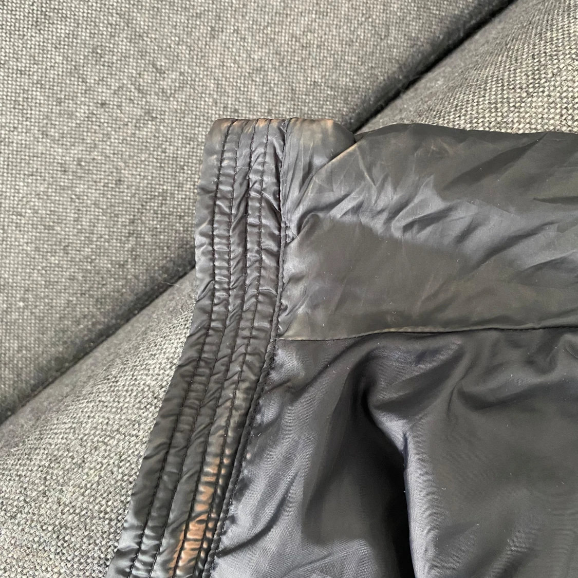 Svart quiltad väst från On Our Terms - 4