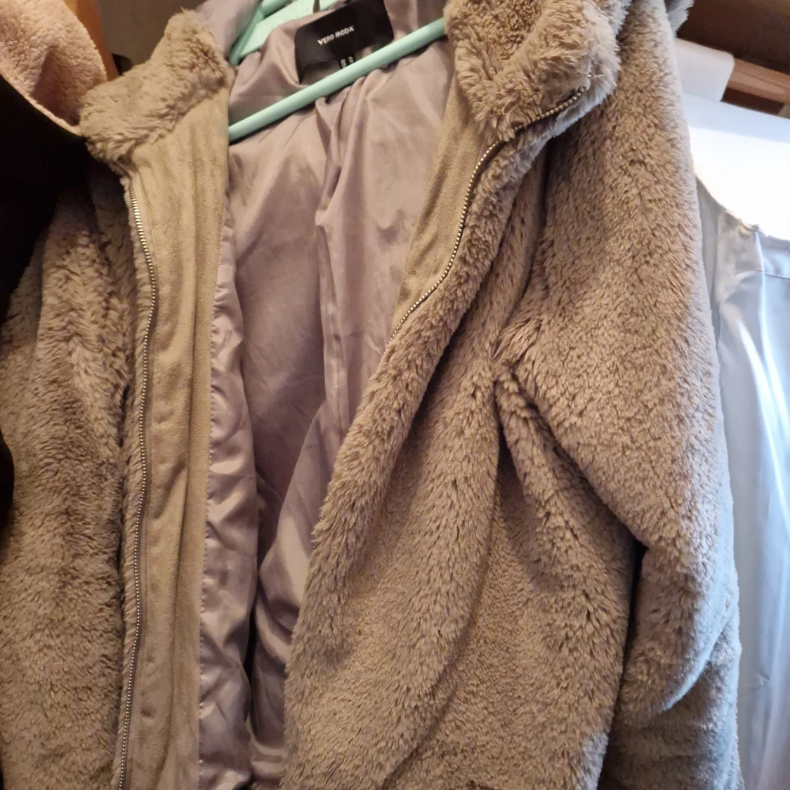 Beige/taupe fuskpäls jacka från Vero Moda