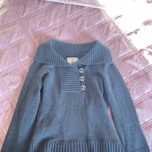 Grå stickad tröja från Esprit de Corp - Säljer en grå stickad tröja som knappt är använd men behövde göra mig av med kläder och har för många liknande, dock supersnygg! Xs, men passar även s och kanske en liten m!